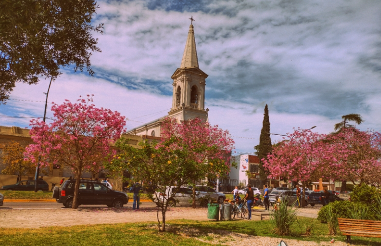 Plaza e iglesia Santa Rita en Brandsen